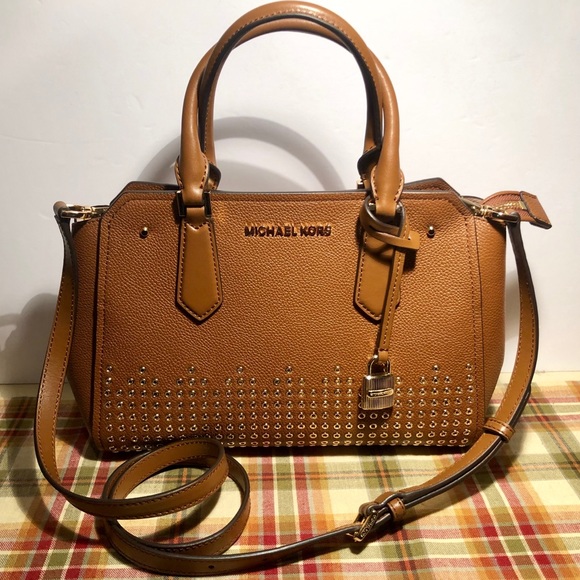 Michael Kors Handbags - 🌼 Michael Kors Brown handbag Hayes Crossbody Stud